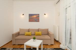 salon z kanapą i stołem w obiekcie Apt in the historic center, next to Acropolis w Atenach