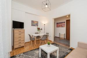 Telewizja i/lub zestaw kina domowego w obiekcie Apt in the historic center, next to Acropolis