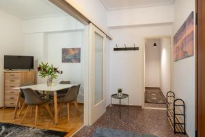 Telewizja i/lub zestaw kina domowego w obiekcie Apt in the historic center, next to Acropolis