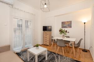 Telewizja i/lub zestaw kina domowego w obiekcie Apt in the historic center, next to Acropolis