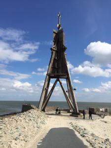 uma estrutura de madeira sentada na praia em Residenz Albatros Cuxhaven 3 em Cuxhaven