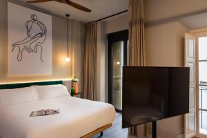 A bed or beds in a room at Coeo Peña Design Apartments Még 37 kép