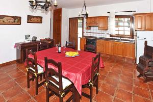 uma cozinha com uma mesa com uma toalha de mesa vermelha em Villa Don Pedro em Tijarafe