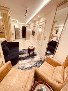 A seating area at El mansour hotel apartmen 93