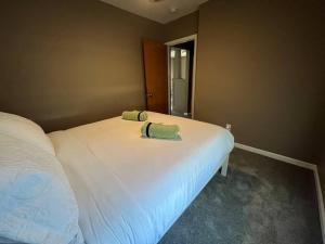 1 dormitorio con 1 cama blanca y 2 almohadas en Restful single bedroom getaway en Billings