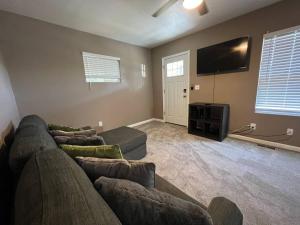 sala de estar con 2 sofás y TV de pantalla plana en Restful single bedroom getaway en Billings