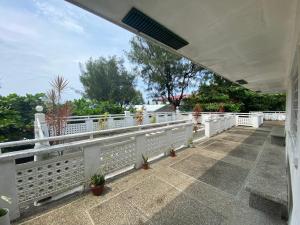 einen weißen Zaun auf einem Balkon mit Topfpflanzen in der Unterkunft La Casa Blanca Binoclutan Beach Resort in Botolan