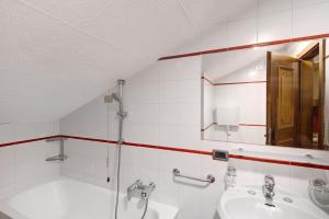 La salle de bains est pourvue d'un lavabo et d'un miroir. dans l'établissement Casa Marcos n 36, à Livigno