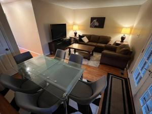 Телевизор и/или развлекательный центр в The Red Door 2-bedroom townhouse near VT & RU