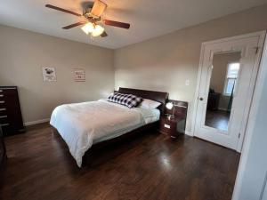 um quarto com uma cama e uma ventoinha de tecto em The Red Door 2-bedroom townhouse near VT & RU em Radford