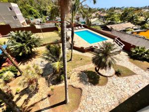 una vista aérea de un complejo con piscina y palmeras en Villagio Valentina en São Sebastião