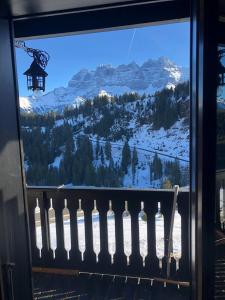 ein Fenster mit Blick auf einen verschneiten Berg in der Unterkunft Edelweiss 6 in Champoussin