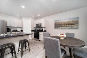 uma cozinha e sala de jantar com mesa e cadeiras em Delightful, new townhome downtown em Billings