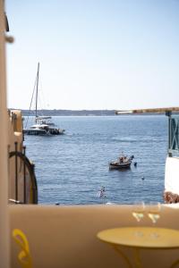 una vista de una masa de agua con barcos en ella en Anelia House en Oia