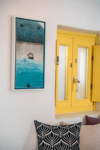 un soggiorno con armadio giallo e divano di Anelia House a Oia