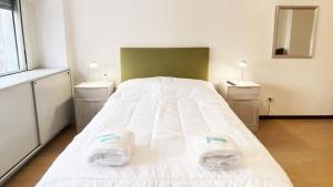 1 cama blanca grande en una habitación con 2 mesitas de noche en CORD0301 Gran Studio a metros del Obelisco en Buenos Aires