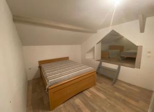 Cette petite chambre comprend un lit et une table. dans l'établissement Gîte du Messager 6/8 personnes, à La Machine