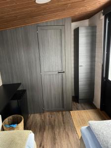 1 dormitorio con puerta y techo de madera en Beach Cottage, en Hanko