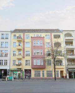 un edificio al lado de una calle de la ciudad en Homaris Boxi Studios en Berlín