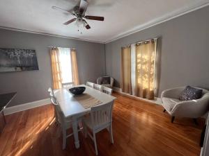 Prostor za sedenje u objektu Timelessly restored home - entirely yours to enjoy