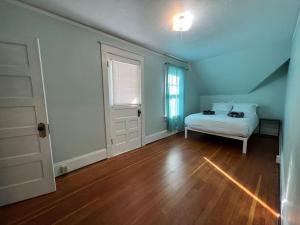 Krevet ili kreveti u jedinici u okviru objekta Timelessly restored home - entirely yours to enjoy