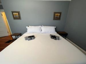 - une chambre avec un grand lit blanc et 2 verres dans l'établissement Timelessly restored home - entirely yours to enjoy, à Billings