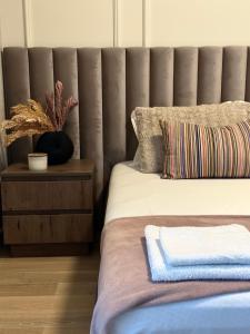 SajmišteにあるApartman Maša Belgrade Waterfrontのベッドルーム1室(大型ヘッドボード付きのベッド1台付)