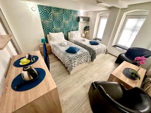 克拉古耶瓦茨的住宿－Apartments Aleksandra，客厅配有两张桌子和一张沙发