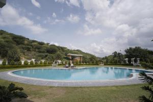 Bazén v ubytování Amar Bagh Resort nebo v jeho okolí