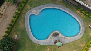 Bazén v ubytování Amar Bagh Resort nebo v jeho okolí