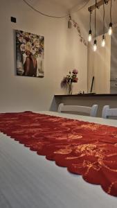 - un tapis rouge sur une table dans l'établissement La nostra casetta, à Albano Laziale