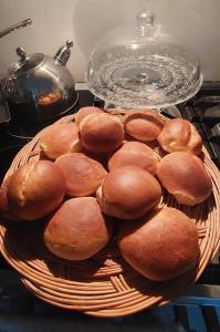 um cesto cheio de pães em cima de um balcão em Le relais globe trotteur em Montaigu