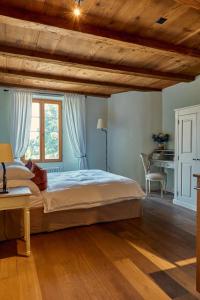 ein Schlafzimmer mit einem großen Bett und einem Schreibtisch in der Unterkunft Château Salavaux in Salavaux