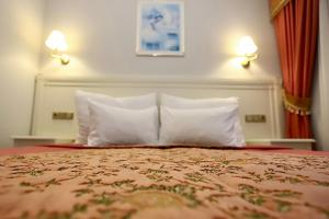 1 dormitorio con 1 cama grande y 2 almohadas en Zlatý Sloup, en Karlovy Vary