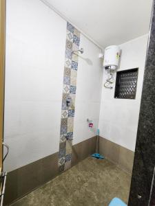 La salle de bains est pourvue d'une cabine de douche et de toilettes. dans l'établissement VedGanga Plus Villa - Homestay, à Kolhapur