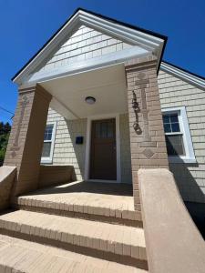 ビリングスにあるFreshly renovated home in a vintage neighborhoodの玄関と階段のある小さな家