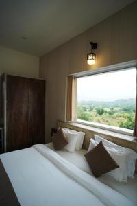 Postel nebo postele na pokoji v ubytování Amar Bagh Resort