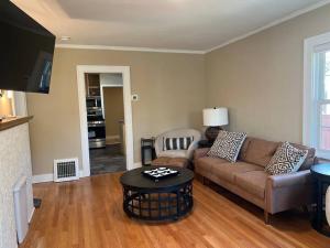 un soggiorno con un divano e un tavolo di Freshly renovated home in a vintage neighborhood a Billings