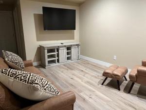 ein Wohnzimmer mit einem Sofa und einem Flachbild-TV in der Unterkunft Freshly renovated home in a vintage neighborhood in Billings