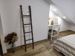 um quarto com uma escada ao lado de uma secretária em Casa Jardin Vigo em Vigo