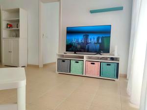 TV a/nebo společenská místnost v ubytování The Heights - Los Cristianos - heated pool - WiFi free