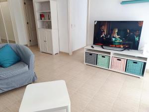 TV a/nebo společenská místnost v ubytování The Heights - Los Cristianos - heated pool - WiFi free