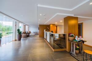 an office lobby with a hallway with a waiting area at Tri Hotel São João Batista in São João Batista