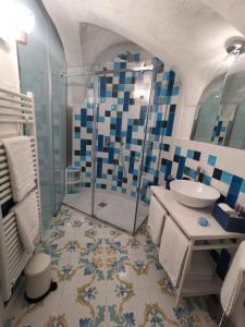 uma casa de banho com um chuveiro e um lavatório. em Domus Myosotis Apartment Napoli em Nápoles