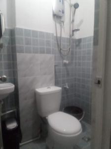 een badkamer met een toilet en een douche bij Kendall place Apartments in Cagayan de Oro