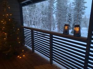 a window with two candles and a christmas tree at Ski-Inn Huttu-Ukko in Pyhätunturi