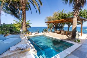 Bazén v ubytovaní Paradisso Beach Villas alebo v jeho blízkosti