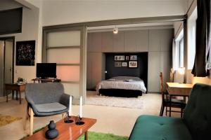 een slaapkamer met een bed en een woonkamer bij Central studio in Monastiraki B in Athene