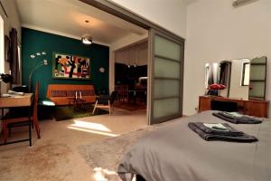 een slaapkamer met een bed en een woonkamer bij Central studio in Monastiraki B in Athene