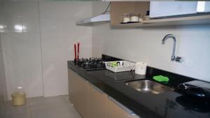 encimera de cocina con fregadero y fogones en APARTAMENTO ALTO LUXO VISTA MAR TIME, en Maceió